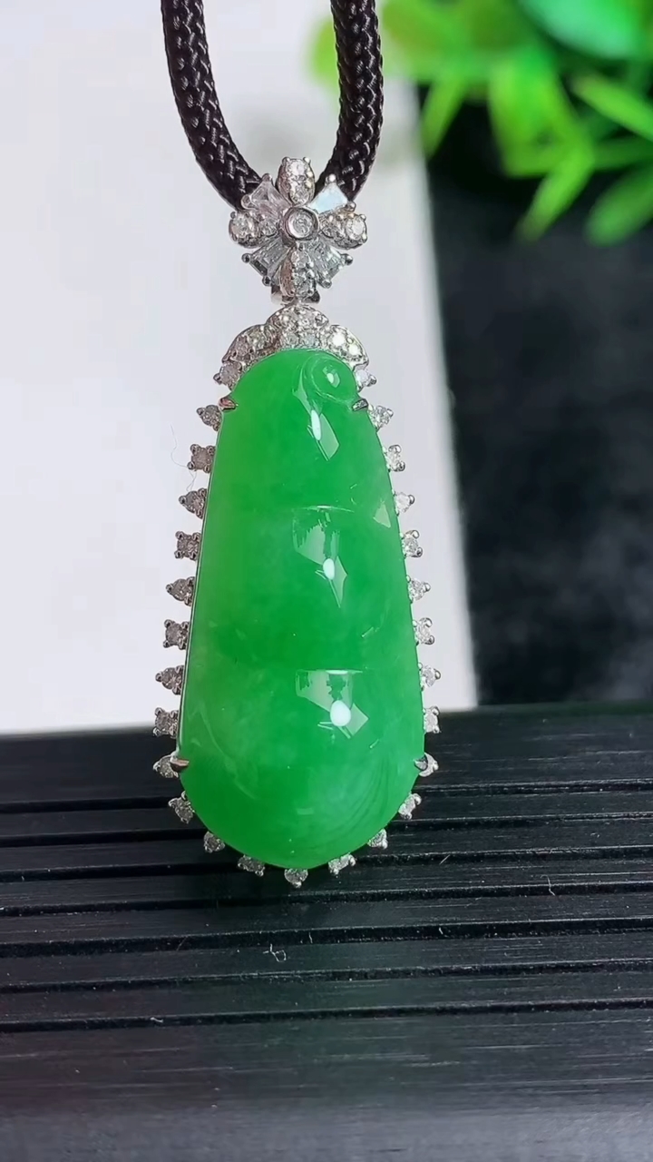 天然A货翡翠福豆吊坠尺寸38.5-15.2-12.5裸石26.6-12.6重量:5.20g
3月24