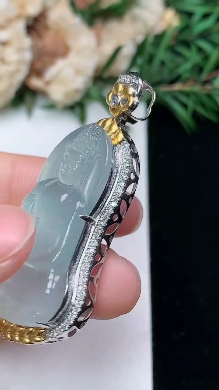 天然A货翡翠白冰素衣观音吊坠，尺寸47.5-22.3-9.5，裸石33.4-19
3月24日