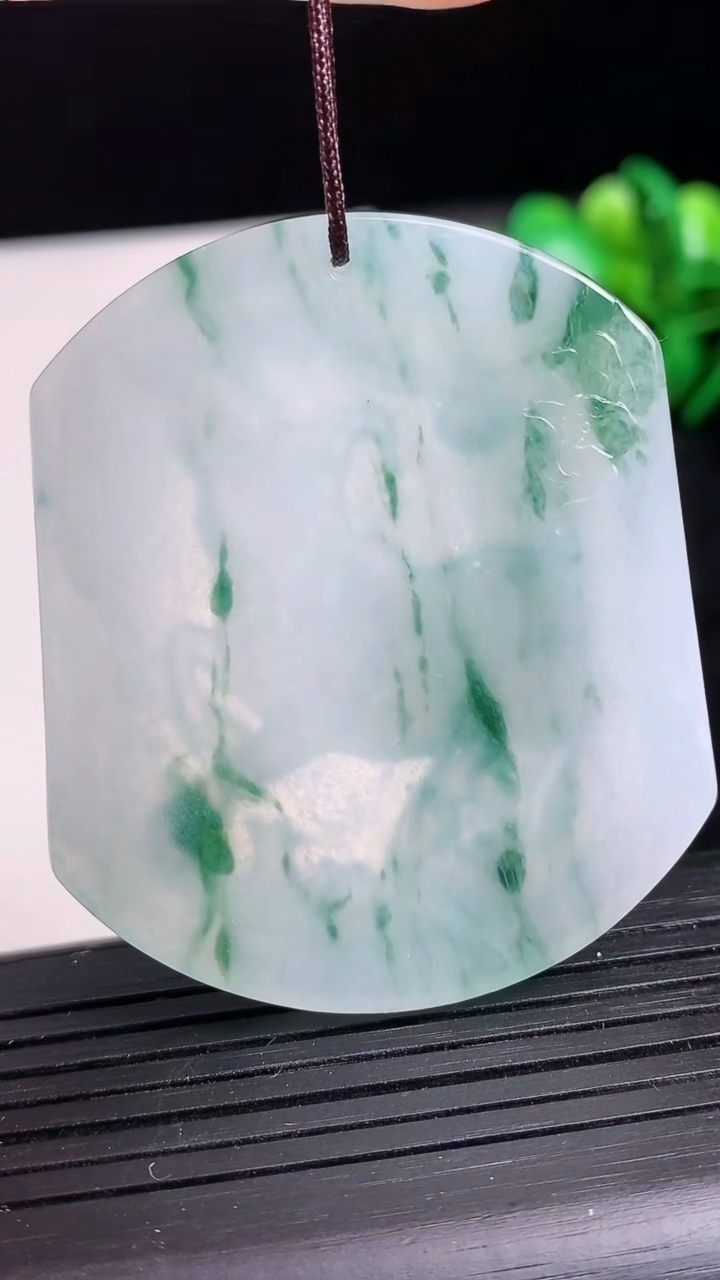 天然A货翡翠飘花生肖牛吊坠尺寸51.1-43.5-5.4重量:27.30g
3月24日