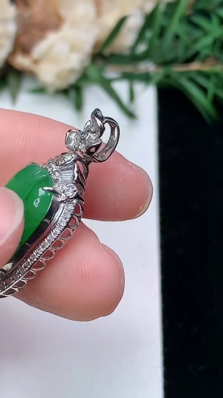 天然A货翡翠金枝玉叶 叶子吊坠，尺寸28.6-13-7.6，裸石17-10.3，重量:3.37g
3月24日