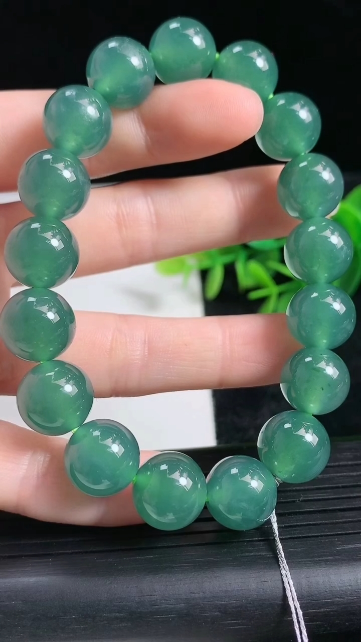 天然A货翡翠圆珠手串尺寸11.7-17颗重量:48.39g3月24日
工厂直销收藏佳品,种好水足，色