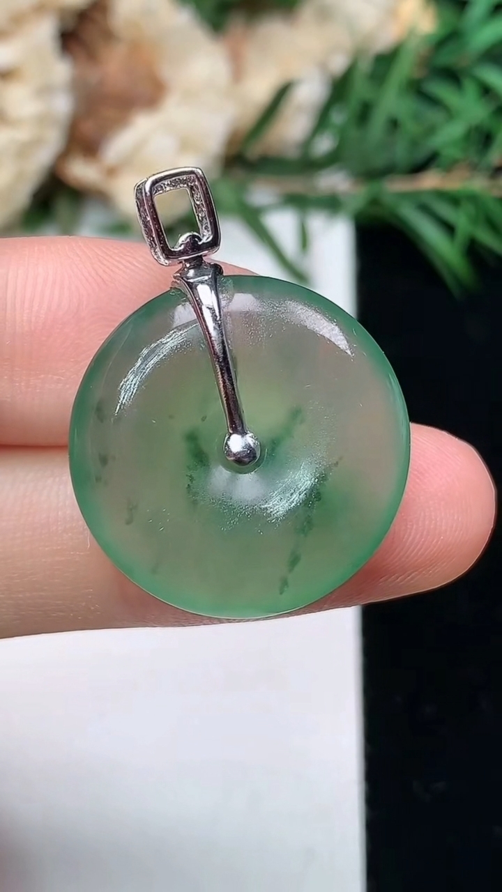 天然A货翡翠飘花平安扣吊坠，尺寸20.8-4.9，重量:4.87g
3月24日