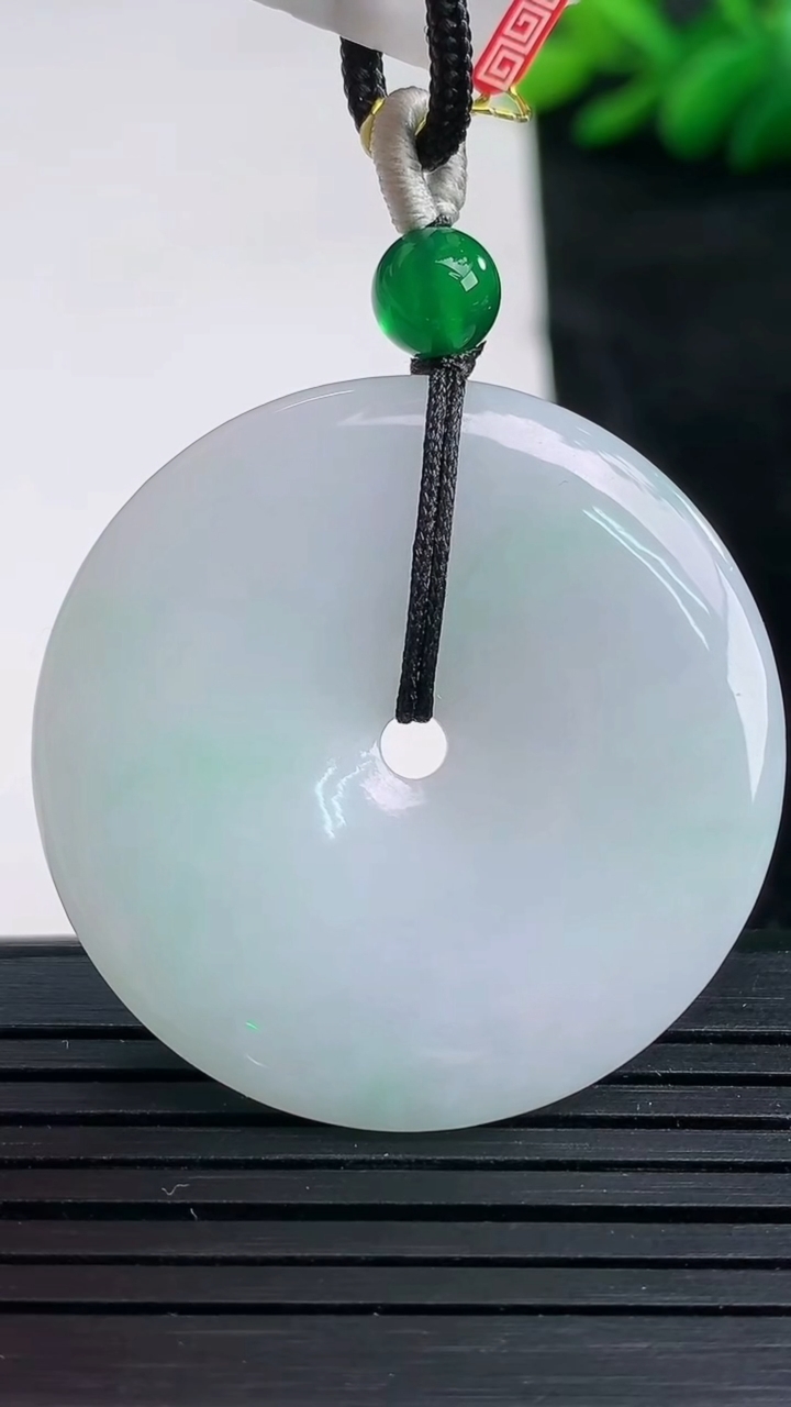 天然A货翡翠平安扣吊坠尺寸36.1-4.9重量:14.64g
3月24日