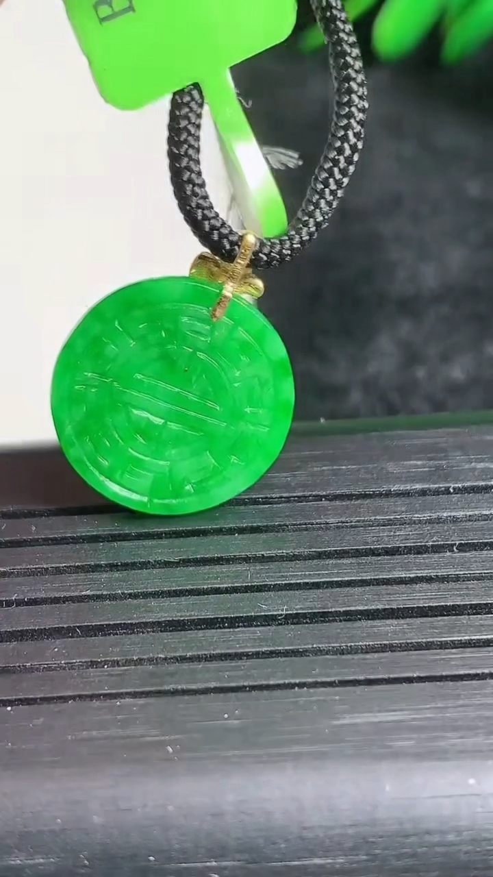 天然A货翡翠仿古无事牌吊坠尺寸16.5-1.7重量:1.41g
3月24日