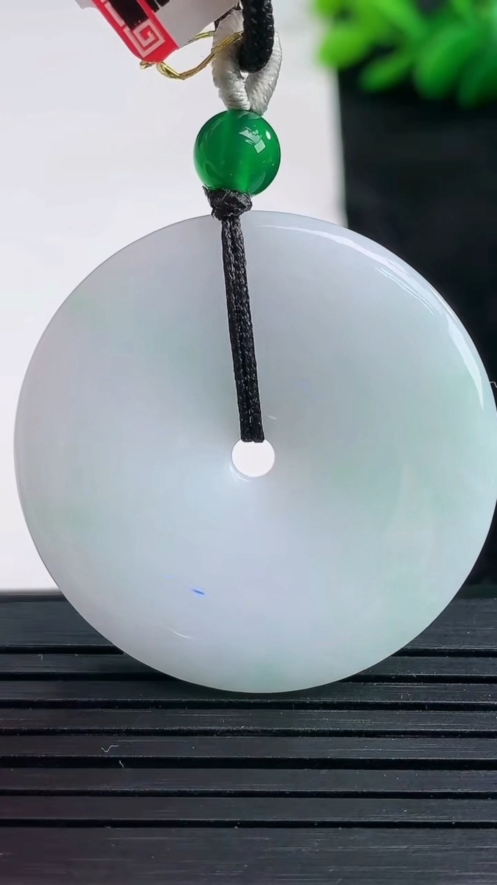 天然A货翡翠平安扣吊坠尺寸36.1-4.9重量:14.64g
3月24日