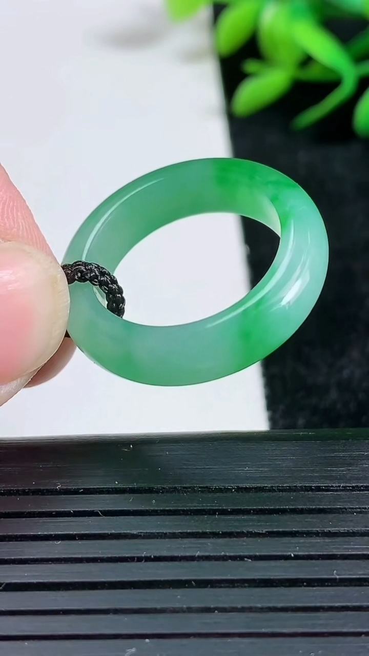 天然A货翡翠指环戒指尺寸18.7-5.8-3.9重量:4.78g2026年3月24日
工厂直销收藏佳品,种好水足，色泽均匀，有种有色，上手高大气！