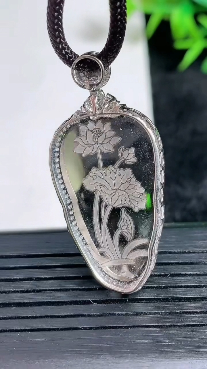 天然A货翡翠金枝玉叶 叶子吊坠尺寸39.4-18.7-6.6裸石28.3-15.9重量:4.07g
3月24日