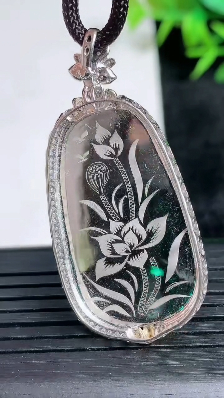 天然A货翡翠如意吊坠尺寸47.8-22.2-6.6裸石33.7-18.7重量:6.69g
3月24日