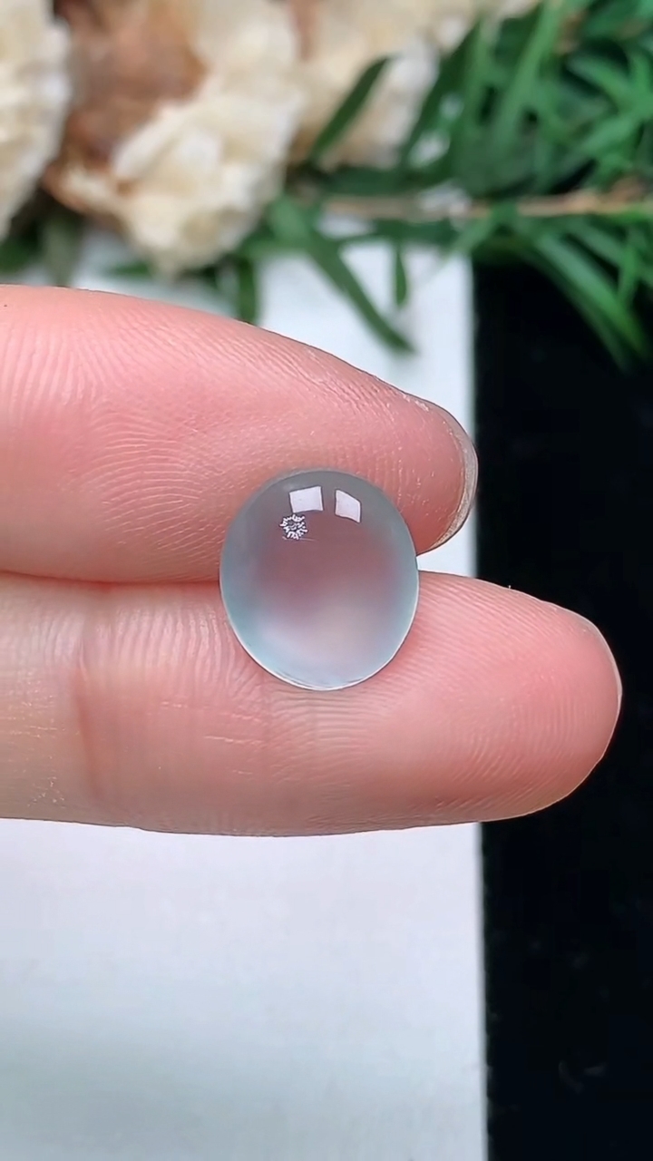 天然A货翡翠白冰蛋面镶嵌件，尺寸10.4-9-4.2，重量:0.66g
3月24日