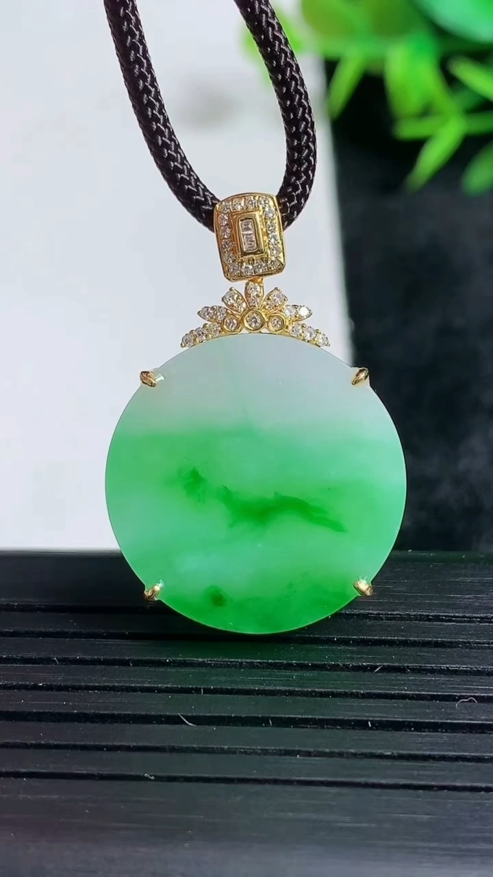 天然A货翡翠无事牌吊坠尺寸31.1-21.3-5.9重量:5.52g
3月24日