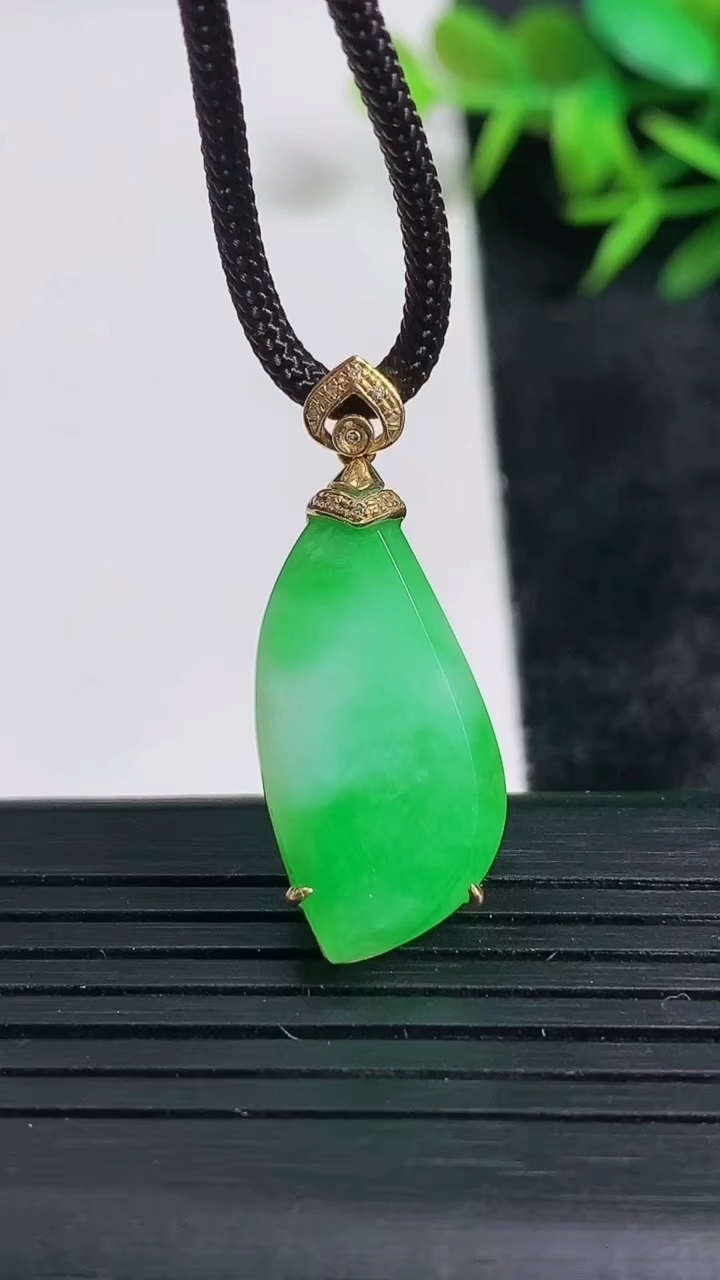 天然A货翡翠随形吊坠尺寸28.1-12.6-5.1重量:3.09g
3月24日