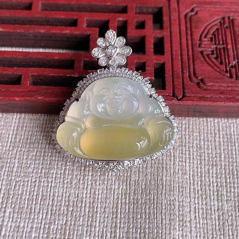 天然A货翡翠18K金伴钻镶嵌飘黄翡佛公吊坠 
尺寸29.6-26.5-11.5裸石16.8-23.5mm 重量7.50g 0324