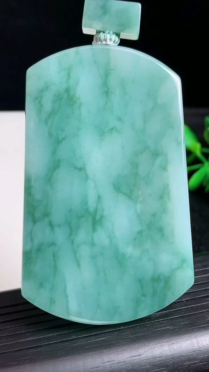 天然A货翡翠飘花无事牌吊坠尺寸74.3-45.6-7.9重量:84.06g
3月24日