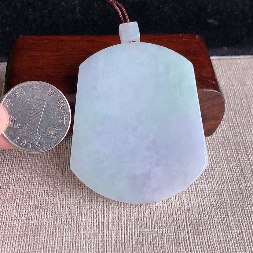 天然A货翡翠紫罗兰无事牌吊坠 
尺寸57.8-48.2-6.2mm 重量48.64g 0322