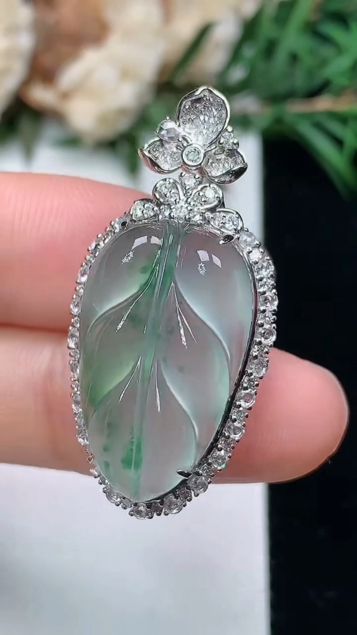 天然A货翡翠金枝玉叶 叶子吊坠，尺寸35-16.8-10.6，裸石21.8-13.3，重量:5.00g
3月24日