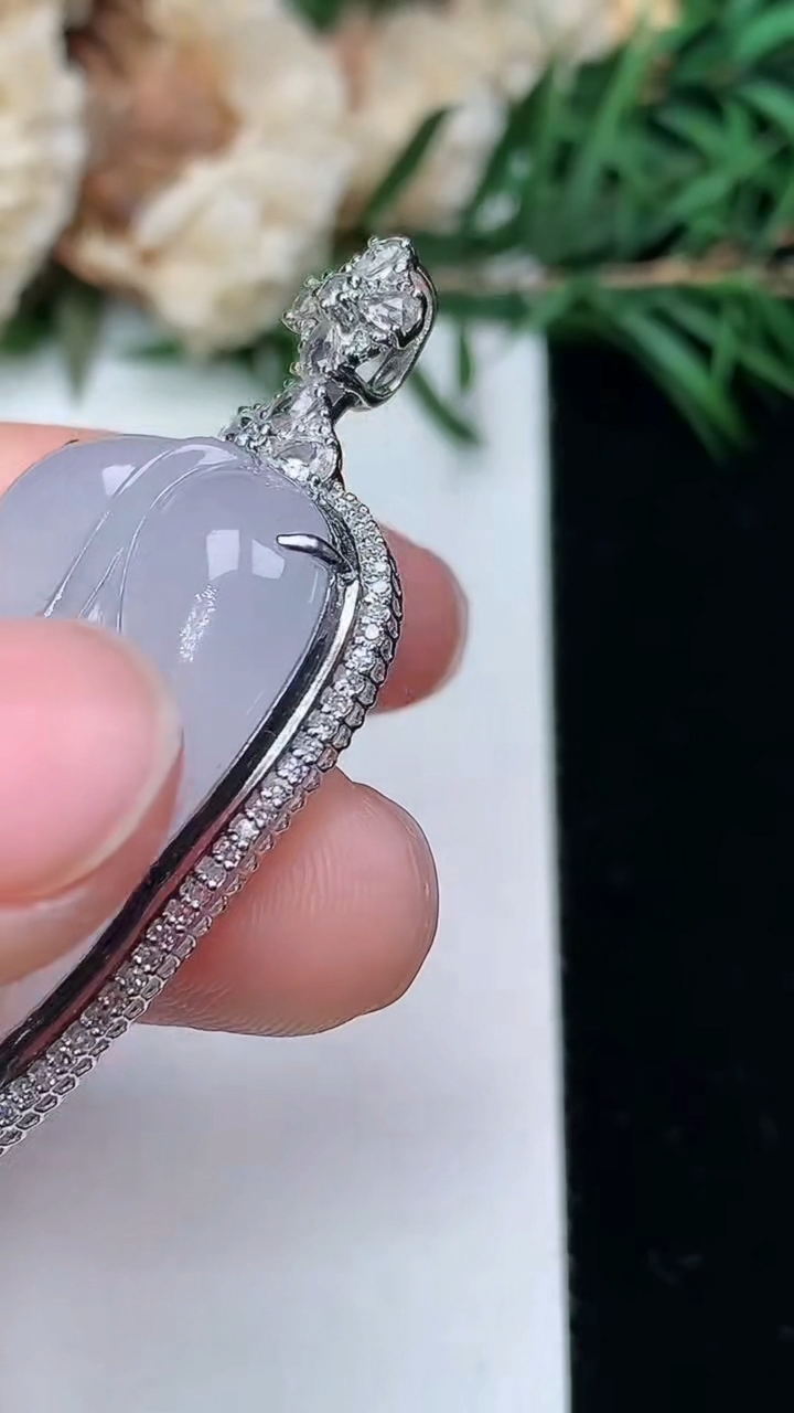 天然A货翡翠白冰金枝玉叶 叶子吊坠，尺寸44.4-21.6-8.8，裸石31.7-19.3，重量:7.00g
3月24日