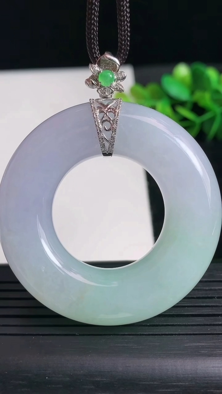 天然A货翡翠18K金春带彩紫罗兰平安环吊坠尺寸50.4-12重量:50.84g
3月24日