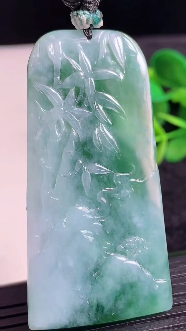 天然A货翡翠观音菩萨吊坠尺寸59.2-30.2-9.6重量:33.18g
3月24日