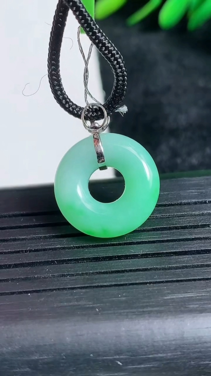 天然A货翡翠平安扣吊坠尺寸16.8-5.5重量:3.30g
3月24日