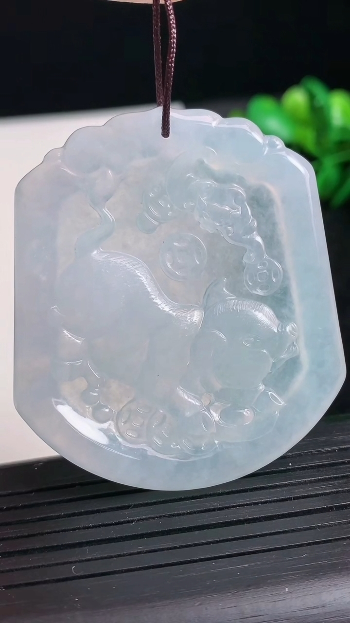 天然A货翡翠生肖猪吊坠尺寸51.2-45-5.2重量:27.43g
3月24日