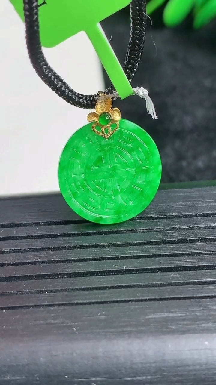 天然A货翡翠仿古无事牌吊坠尺寸16.5-1.7重量:1.41g
3月24日