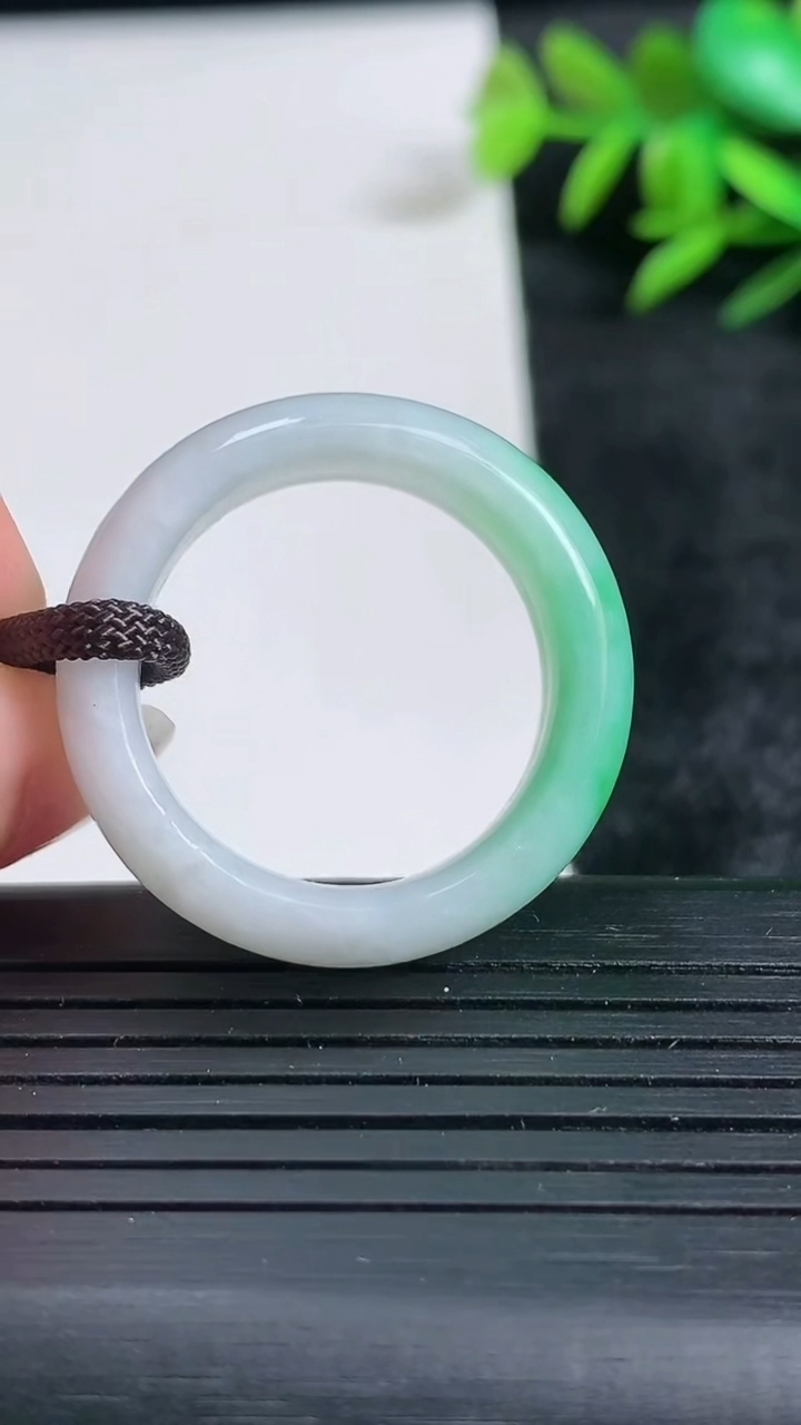 天然A货翡翠指环戒指尺寸21.2-8.5-4.3重量:7.44g2026年3月24日
工厂直销收藏佳品,种好水足，色泽均匀，有种有色，上手高大气！