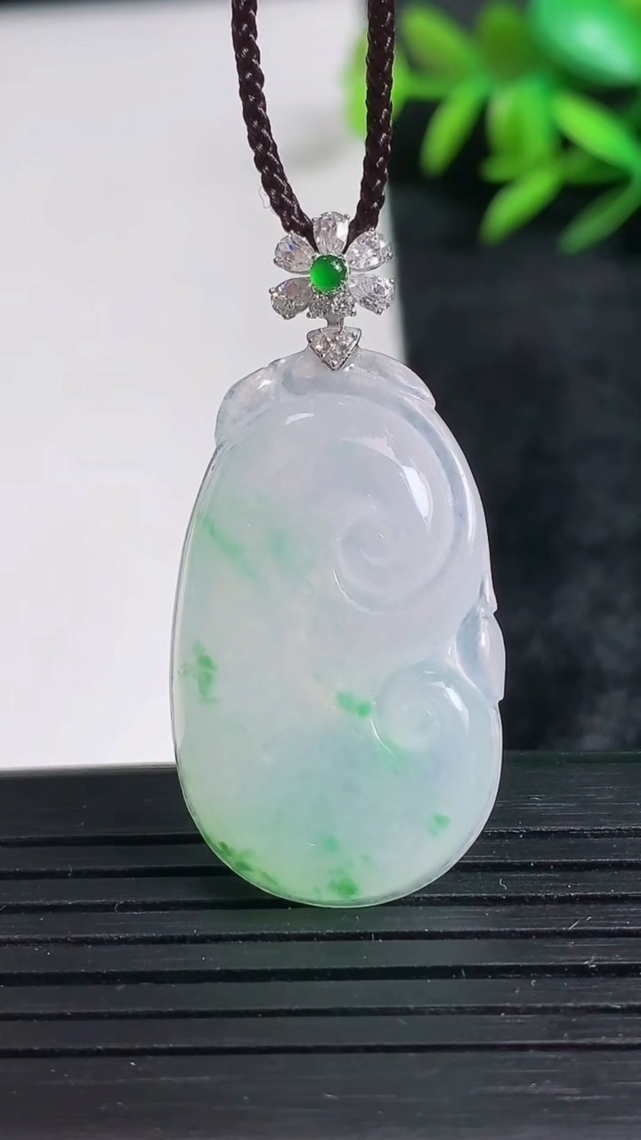 天然A货翡翠如意吊坠尺寸33-19.4-4.4重量:5.53g
3月24日