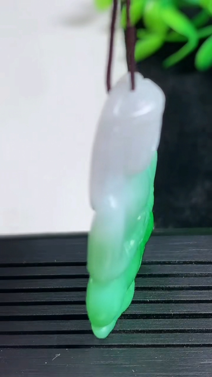 天然A货翡翠观音菩萨吊坠尺寸40.6-21.8-5.6重量:9.65g
3月24日