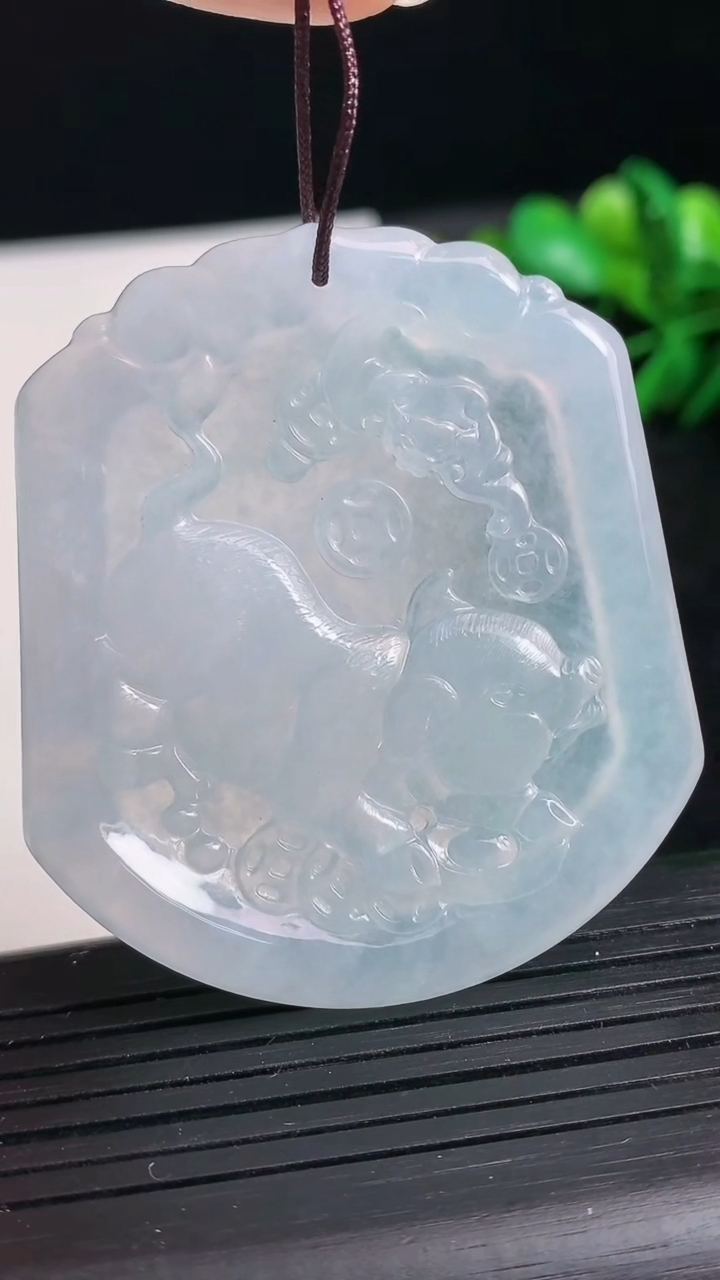 天然A货翡翠生肖猪吊坠尺寸51.2-45-5.2重量:27.43g
3月24日