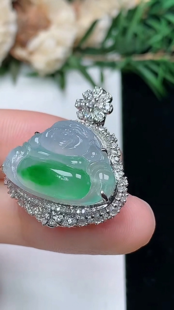 天然A货翡翠佛公吊坠，尺寸27.7-23.3-12.9，裸石13.9-20.4，重量:6.00g
3月24日