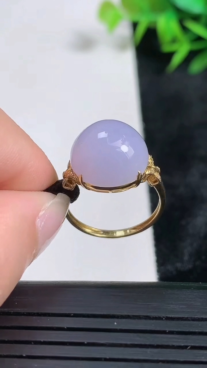 天然A货翡翠18K金紫罗兰蛋面戒指尺寸17.4-13.3-13重量:3.69g2026年3月24日
工厂直销收藏佳品,种好水足，色泽均匀，有种有色，上手高大气！