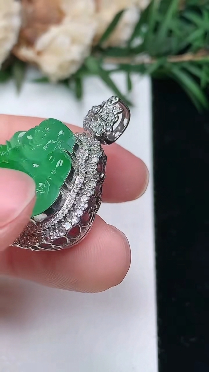 天然A货翡翠佛公吊坠，尺寸28.9-22.8-12.5，裸石15.7-18.7，重量:6.02g
3月24日