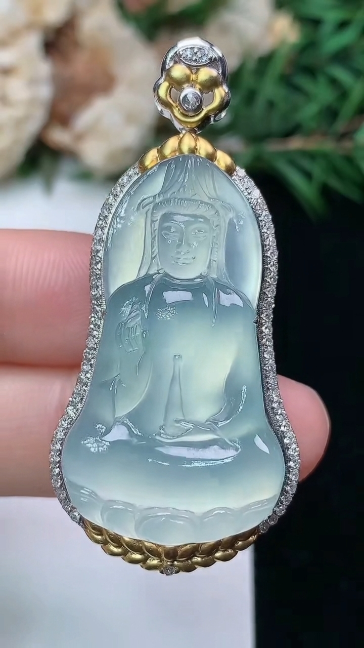 天然A货翡翠白冰素衣观音吊坠，尺寸47.5-22.3-9.5，裸石33.4-19
3月24日