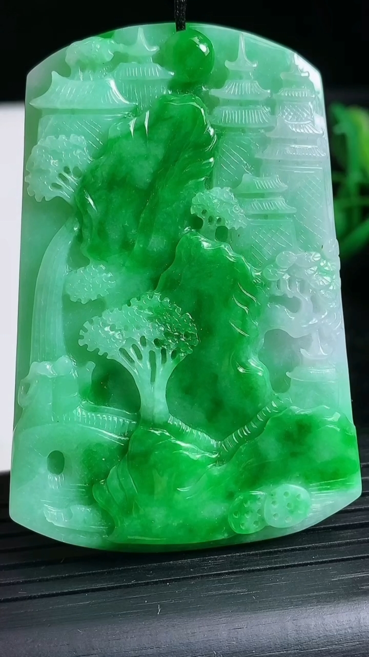 天然A货翡翠山水牌吊坠尺寸64.1-42.3-6.7重量:43.21g
3月24日