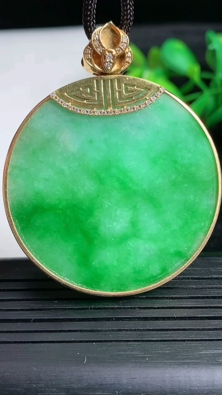 天然A货翡翠无事牌吊坠尺寸44.4-4.6重量:25.63g
3月24日