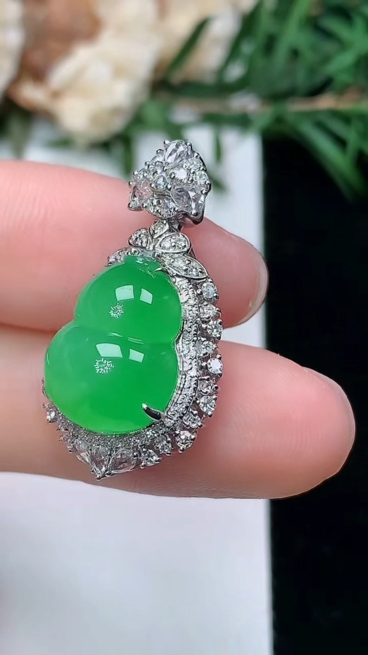 天然A货翡翠葫芦吊坠，尺寸26.8-15-11.8，裸石13.3-10.5
3月24日