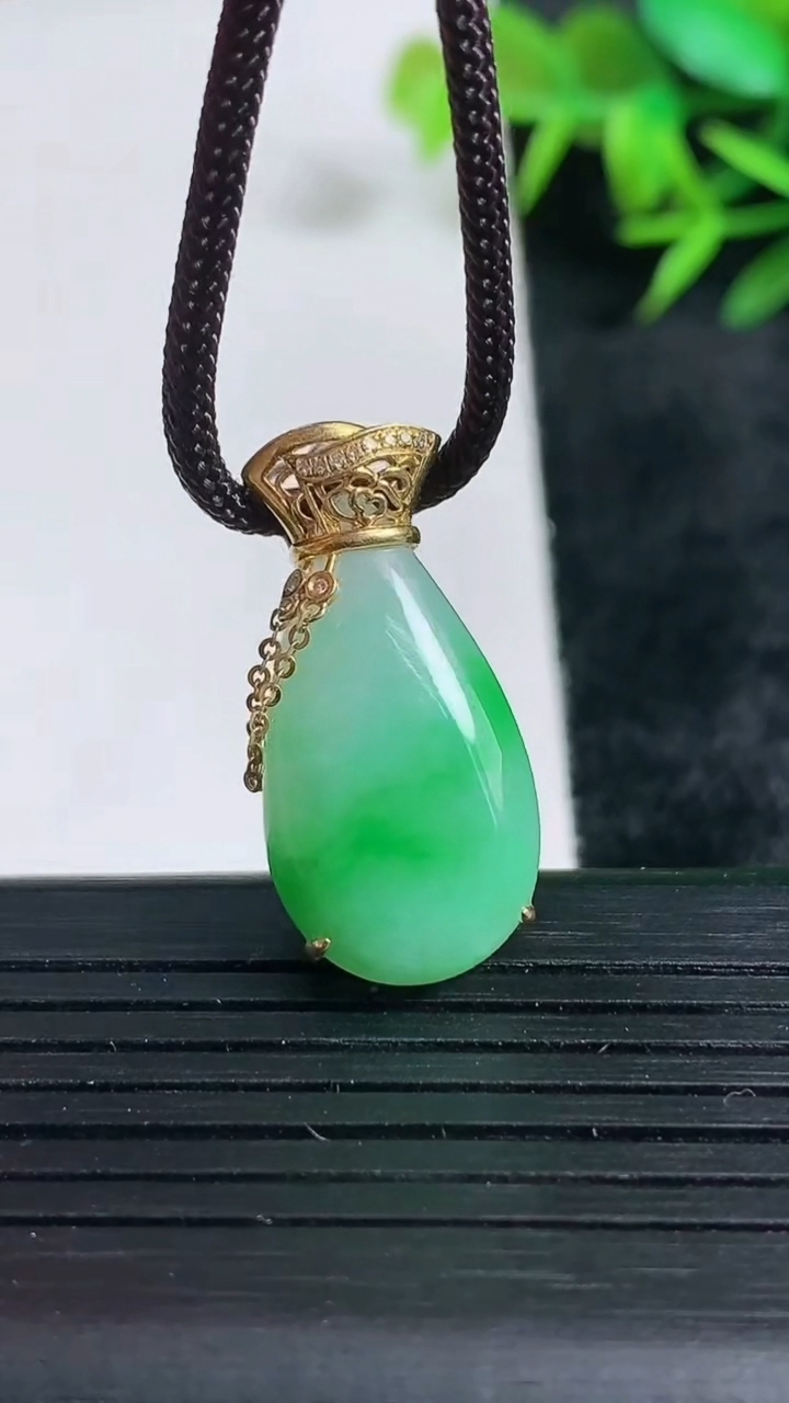 天然A货翡翠福袋吊坠尺寸26.7-13.2-6.9重量:4.22g
3月24日