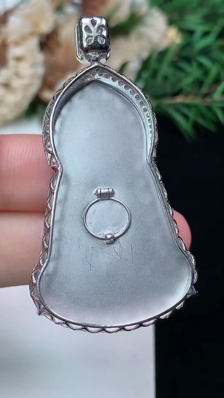 天然A货翡翠白冰素衣观音吊坠，尺寸40.5-26-9.8，重量:12.39g
3月24日