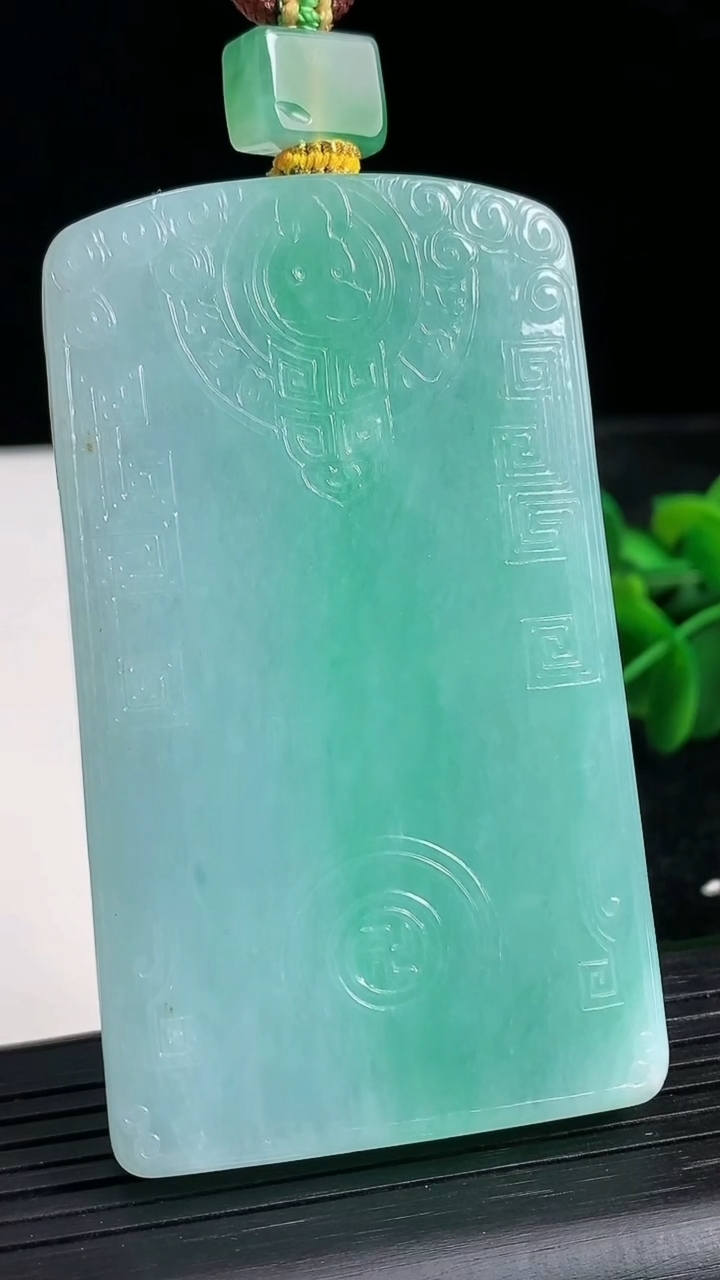 天然A货翡翠仿古无事牌吊坠尺寸74.1-43.7-9.8重量:101.44g
3月24日