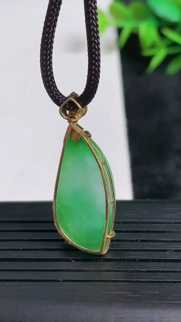 天然A货翡翠随形吊坠尺寸28.1-12.6-5.1重量:3.09g
3月24日