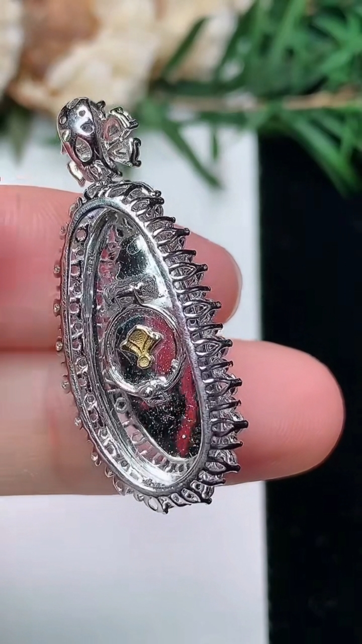 天然A货翡翠福豆吊坠，尺寸32.3-13.6-10，裸石21.6-9.2，重量:4.62g
3月24日