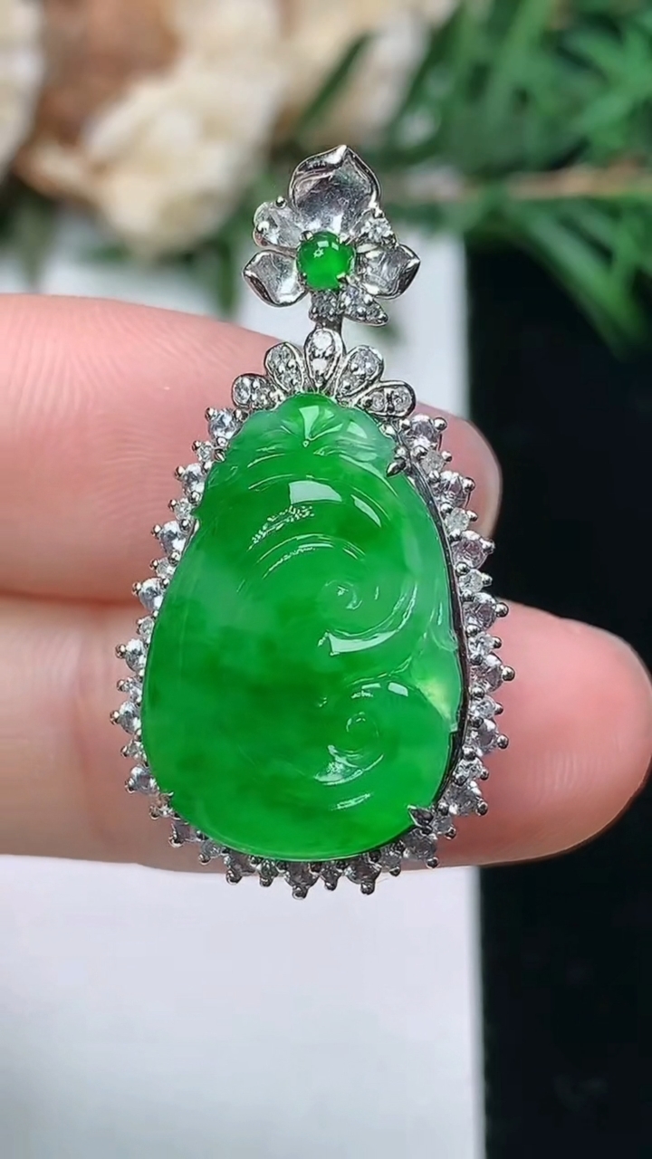 天然A货翡翠如意吊坠，尺寸30.8-16.6-9.5，裸石18.7-12.7，重量:5.00g
3月24日