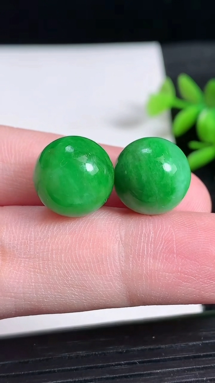 天然A货翡翠圆珠镶嵌件一对尺寸13.3重量:8.57g
3月24日