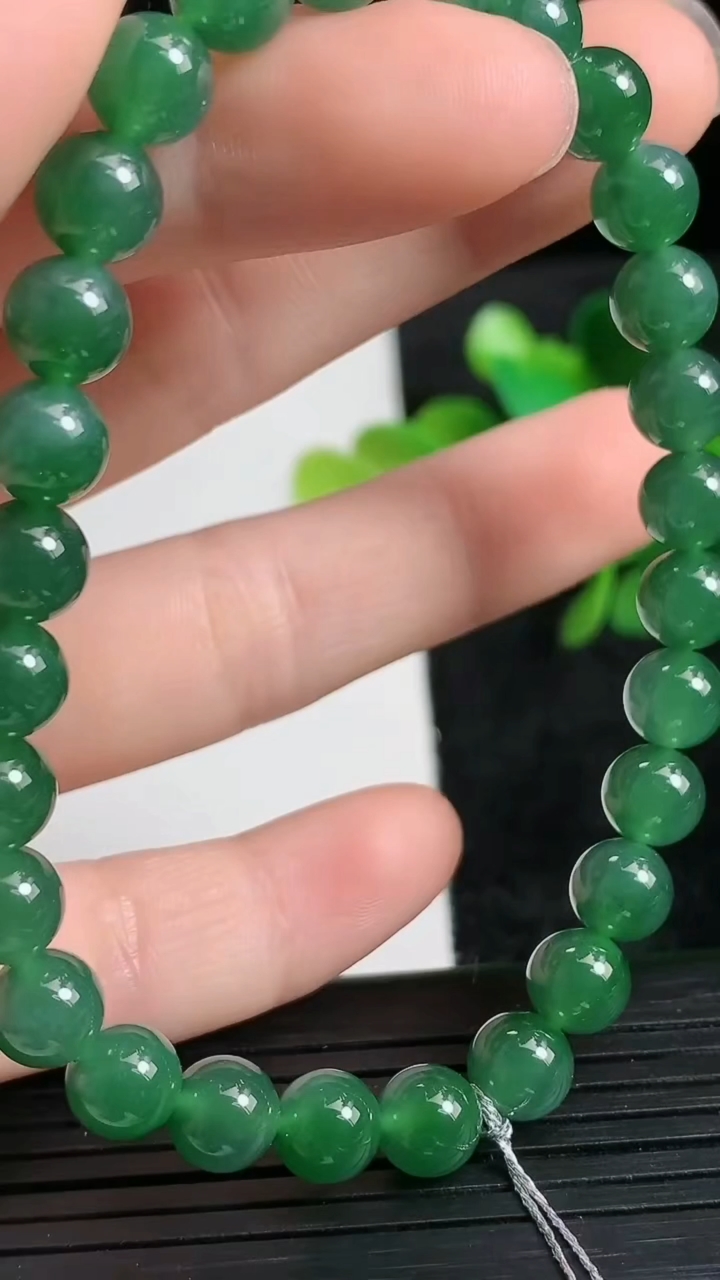 天然A货翡翠蓝水圆珠手串尺寸6.7-28颗重量:15.39g3月24日
工厂直销收藏佳品,种好水足，色泽均匀，有种有色，上手高大气！