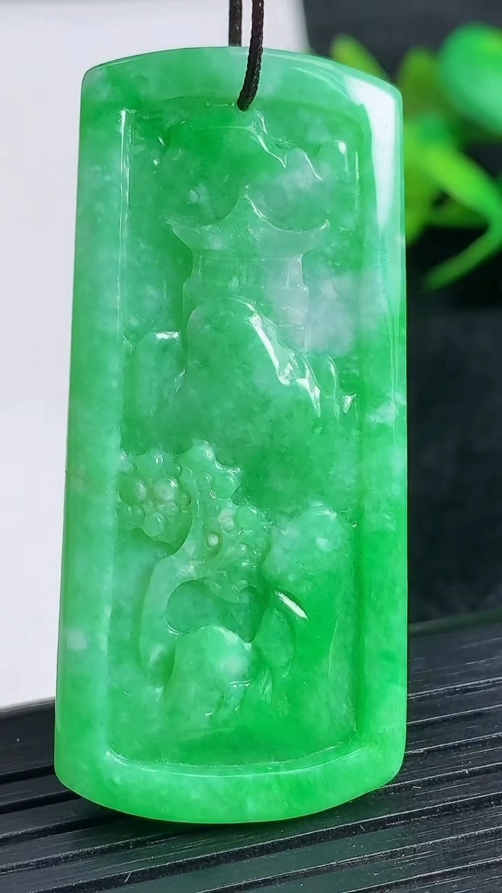 天然A货翡翠山水牌吊坠尺寸51.6-23.7-10.4重量:24.60g
3月24日