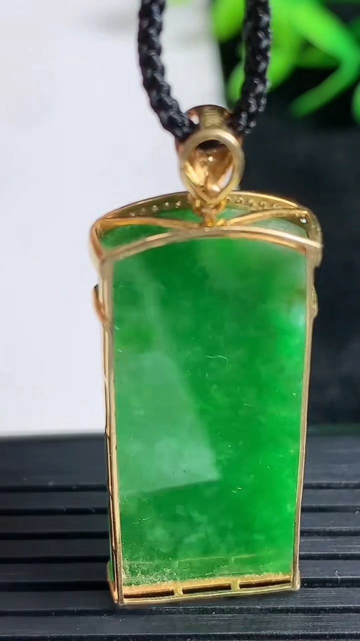 天然A货翡翠无事牌吊坠尺寸34.9-15-4.9重量:6.02g
3月24日