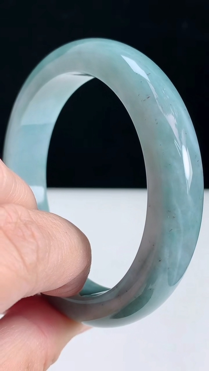 圈口58-59翡翠a货飘花宽边手镯尺寸58.4-13.4-8.8，重:70.81g3月24日