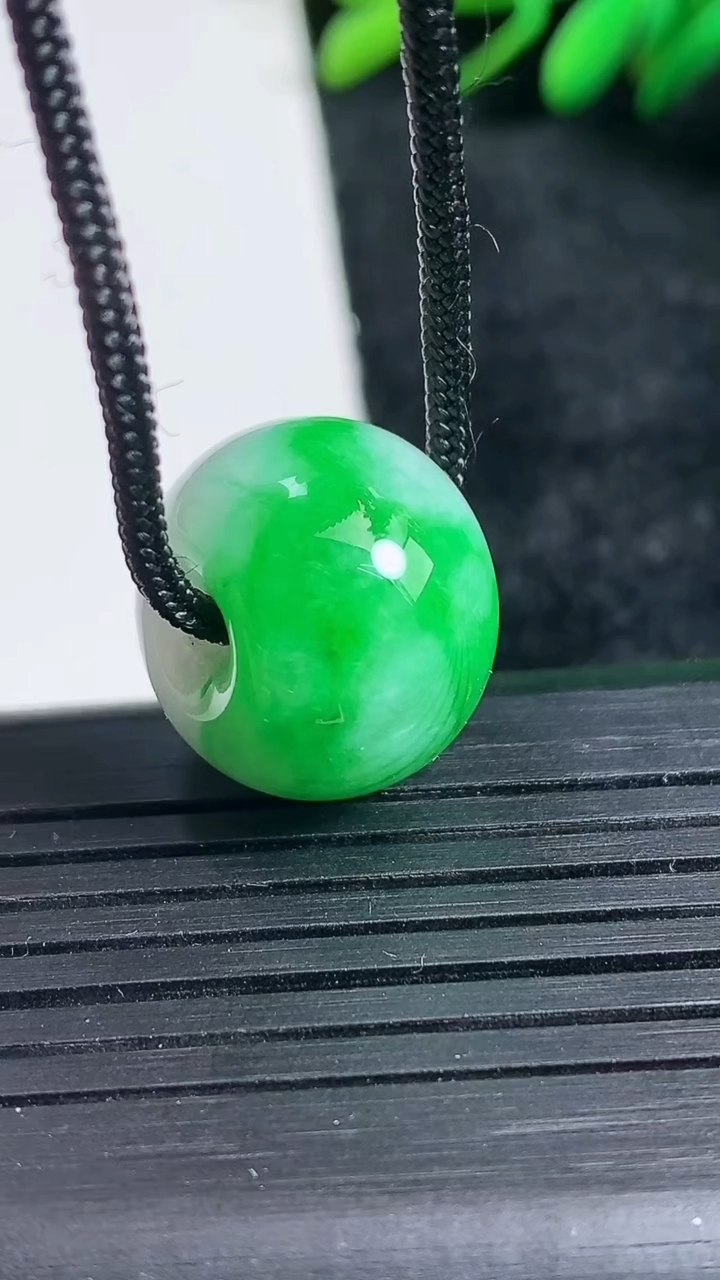 天然A货翡翠路路通吊坠尺寸18-13.6重量:8.64g
3月24日