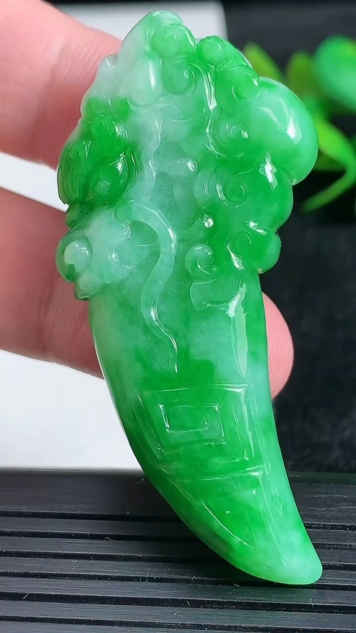 天然A货翡翠龙牙吊坠尺寸58.8-27-11.7重量:31.93g
3月24日