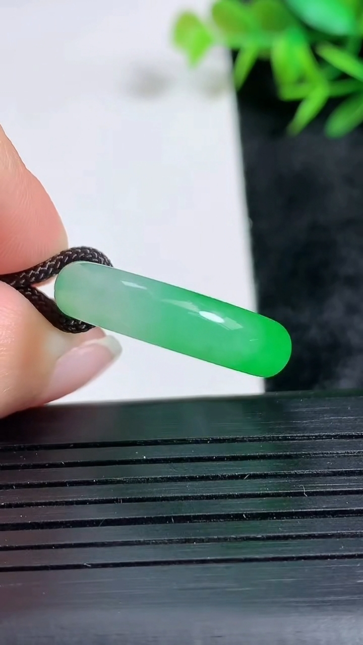 天然A货翡翠指环戒指尺寸18.5-5.5-3.3重量:3.49g2026年3月24日
工厂直销收藏佳品,种好水足，色泽均匀，有种有色，上手高大气！